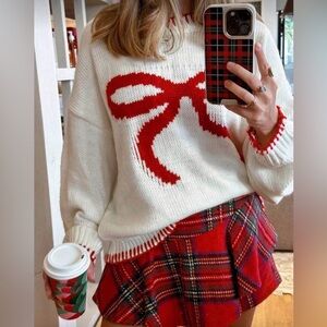 Sweater size L color it’s like white and red